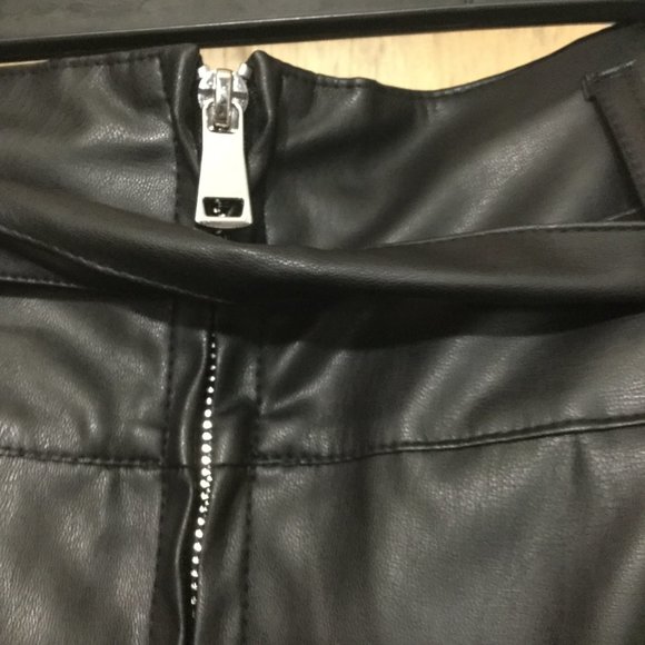 NWT Gabby Isabella faux leather skirt beautiful size medium with matching belt - Picture 7 of 8
